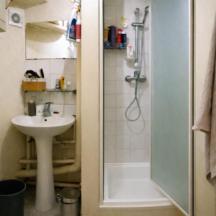 La douche personnelle avec lavabo et radiateur 🔥 Persoonlijke douche met wastafel en radiator 💦 Personal shower with washbasin and radiator.