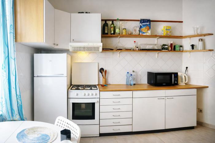 🍕FR 🥐 La cuisine, un équilibre parfait entre la pureté des lignes et l’intelligence de l’espace, où l’efficacité rencontre l’élégance. 

🥐 NL🍕 De keuken, een harmonie tussen eenvoud en verfijning, waar functionaliteit zich moeiteloos vermengt met schoonheid. 

🍕EN 🥐 The kitchen, a seamless blend of sleek design and smart functionality, where efficiency gracefully dances with beauty.