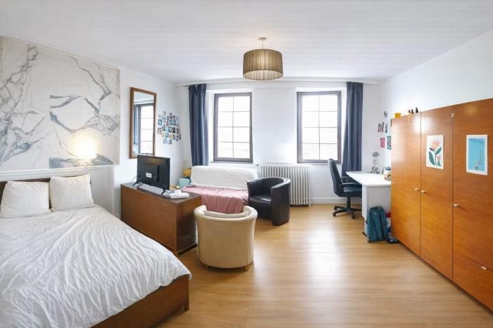 🛌 FR 💤 SUR 28 M² SOIGNEUSEMENT MEUBLÉS, LE CONFORT SE RÉINVENTE : UN LIT DOUBLE POUR LES RÊVES PAISIBLES, ET UN CANAPÉ-LIT POUR PROLONGER LA MAISON JUSQU’AUX INVITÉS 🌙 NL 💭 BINNEN DEZE SFEERVOL INGERICHTE 28 M² KOMT WOONCOMFORT HELEMAAL TOT LEVEN: EEN TWEEPERSOONSBED VOOR RUSTIGE DROMEN EN EEN SLAAPBANK DIE OOK UW GASTEN MET OPEN ARMEN ONTVANGT 😶‍🌫️ EN 💤 WITHIN THESE 28 SQM, COMFORT IS REIMAGINED: A DOUBLE BED FOR RESTFUL DREAMS, AND A SOFA BED READY TO EXTEND A WARM WELCOME TO GUESTS.