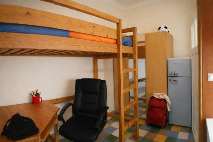 En se reflétant vers le haut, le miroir repousse les murs et allège l’espace habité.🦋 Door omhoog te reflecteren duwt de spiegel de muren verder uiteen en maakt hij de bewoonde ruimte lichter 🐬 By reflecting upward, the mirror pushes the walls outward and lightens the lived-in space.