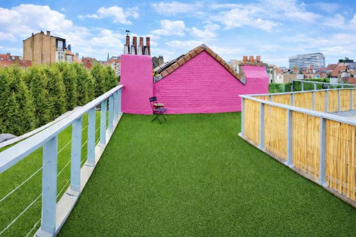 🌆 FR 🌇C’EST UN HORIZON PRIVÉ QUI S’OFFRE ICI, DONT LA STRUCTURE EN "U" SEMBLE ACCUEILLIR LE SOLEIL À BRAS OUVERTS 🌃 NL 🏙️ EEN EIGEN HORIZON OPENT ZICH HIER, MET EEN U-VORM DIE DE ZON LIJKT UIT TE NODIGEN MET OPEN ARMEN 🌇 EN 🌆 HERE, A PRIVATE HORIZON UNFOLDS, WHOSE U-SHAPED DESIGN SEEMS TO WELCOME THE SUN WITH OPEN ARMS.