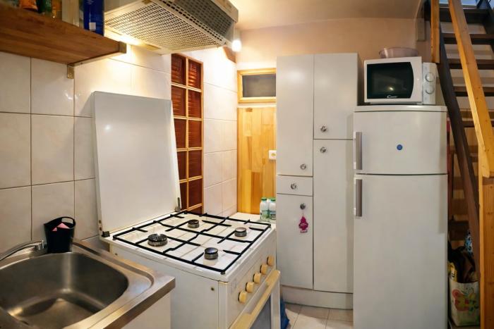 📊 FR 📊 La cuisine ? Tellement équipée que même le frigo se sent utile et profond. « Je refroidis donc je suis. » 📊 NL 📊  Je zou bijna denken dat je met zoveel apparatuur aan de slag gaat om te koken... maar hé, Uber Eats is slechts een klik verwijderd 📊 EN 📊 The kitchen oozes charm. It might roll its eyes if you microwave frozen lasagna.