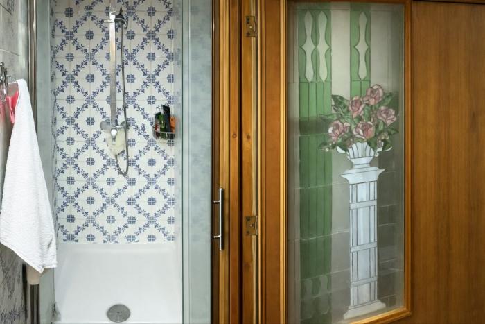 🌅 FR 🎆 𝑺𝒂 𝒅𝒐𝒖𝒄𝒉𝒆 𝒓é𝒕𝒓𝒐 𝒅'𝒐ù 𝒍’𝒐𝒏 𝒓𝒆𝒔𝒔𝒐𝒓𝒕 𝒍é𝒈è𝒓𝒆𝒎𝒆𝒏𝒕 𝒆𝒏𝒄𝒉𝒂𝒏𝒕é 🌇 NL 🌠 𝒁𝒊𝒋𝒏 𝒓𝒆𝒕𝒓𝒐 𝒅𝒐𝒖𝒄𝒉𝒆 𝒅𝒊𝒆 𝒋𝒆 𝒎𝒆𝒕 𝒆𝒆𝒏 𝒍𝒊𝒄𝒉𝒕 𝒃𝒆𝒕𝒐𝒗𝒆𝒓𝒅 𝒈𝒆𝒗𝒐𝒆𝒍 𝒗𝒆𝒓𝒍𝒂𝒂𝒕 🎇 EN 🏙️ 𝑯𝒊𝒔 𝒓𝒆𝒕𝒓𝒐 𝒔𝒉𝒐𝒘𝒆𝒓 𝒇𝒓𝒐𝒎 𝒘𝒉𝒊𝒄𝒉 𝒐𝒏𝒆 𝒆𝒎𝒆𝒓𝒈𝒆𝒔 𝒔𝒍𝒊𝒈𝒉𝒕𝒍𝒚 𝒆𝒏𝒄𝒉𝒂𝒏𝒕𝒆𝒅.