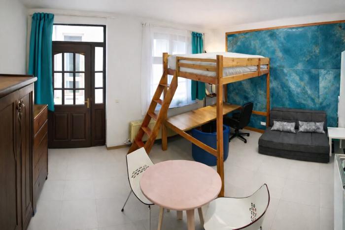 💤 FR 🪜 𝘼𝙪 𝙗𝙪𝙧𝙚𝙖𝙪, 𝙡𝙚𝙨 𝙗𝙪𝙩𝙨 𝙨𝙚 𝙘𝙤𝙣𝙨𝙩𝙧𝙪𝙞𝙨𝙚𝙣𝙩; 𝙨𝙪𝙧 𝙡𝙖 𝙢𝙚𝙯𝙯𝙖𝙣𝙞𝙣𝙚, 𝙞𝙡𝙨 𝙨𝙚 𝙫𝙞𝙫𝙚𝙣𝙩 𝙚𝙣 𝙥𝙧𝙤𝙛𝙤𝙣𝙙𝙚𝙪𝙧...💤 NL 🪜 𝘼𝙖𝙣 𝙝𝙚𝙩 𝙗𝙪𝙧𝙚𝙖𝙪 𝙠𝙧𝙞𝙟𝙜𝙚𝙣 𝙙𝙤𝙚𝙡𝙚𝙣 𝙫𝙤𝙧𝙢; 𝙤𝙥 𝙙𝙚 𝙢𝙚𝙯𝙯𝙖𝙣𝙞𝙣𝙚 𝙬𝙤𝙧𝙙𝙚𝙣 𝙯𝙚 𝙙𝙞𝙚𝙥 𝙗𝙚𝙡𝙚𝙚𝙛𝙙... 💤 EN 🪜 𝘼𝙩 𝙩𝙝𝙚 𝙙𝙚𝙨𝙠, 𝙜𝙤𝙖𝙡𝙨 𝙩𝙖𝙠𝙚 𝙨𝙝𝙖𝙥𝙚; 𝙤𝙣 𝙩𝙝𝙚 𝙢𝙚𝙯𝙯𝙖𝙣𝙞𝙣𝙚, 𝙩𝙝𝙚𝙮 𝙖𝙧𝙚 𝙡𝙞𝙫𝙚𝙙 𝙞𝙣 𝙙𝙚𝙥𝙩𝙝.