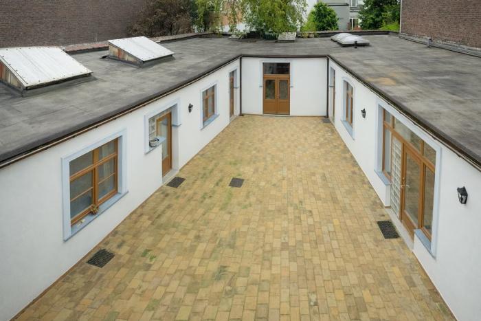 ⛱ 𝙇𝘼 𝘾𝙊𝙐𝙍, où le studio côté gauche est à louer, incite à sortir les chaises longues et à manger en plein air par beau temps 🏝 𝘿𝙀 𝘽𝙄𝙉𝙉𝙀𝙉𝙋𝙇𝘼𝘼𝙏𝙎, waar de studio links te huur staat, is een uitnodiging om de ligstoelen tevoorschijn te halen en bij mooi weer buiten te eten 🏖 𝙏𝙃𝙀 𝘾𝙊𝙐𝙍𝙏𝙔𝘼𝙍𝘿, where the studio on the left is for rent, is the perfect place to bring out the sun loungers and dining in fine weather.