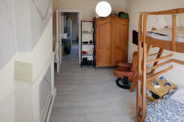 🈸 FR 🉑 UNE CHAMBRE REMISE À NEUF, BIEN ISOLÉE, ET DÉJÀ HABILLÉE POUR RECEVOIR ☯️ NL 🔯 EEN VOLLEDIG OPGEFRISTE KAMER, GOED GEÏSOLEERD EN AL HELEMAAL KLAAR OM JE TE VERWELKOMEN 🈳 EN 🈂️ A BEAUTIFULLY REFRESHED ROOM, WELL INSULATED AND ALREADY DRESSED TO WELCOME YOU.