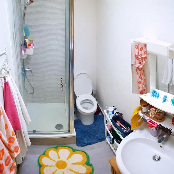🚿 FR 💭 UNE SALLE DE BAIN QUI MET DE LA FLEUR DANS TA VIE ÉTUDIANTE 🚿 NL 💭 EEN BADKAMER DIE EEN BLOEMETJE IN JE STUDENTENLEVEN ZET. 🚿 EN 💭 A BATHROOM THAT ADDS A BLOOM TO YOUR STUDENT LIFE.