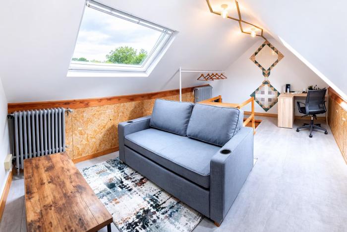 💙 FR 💛 VOLETS ÉLECTRIQUES MODULABLES À L’ÉTAGE SUPÉRIEUR.
PLACARDS INTÉGRÉS DES DEUX CÔTÉS 🩵 NL 💜 VERSTELBARE ELEKTRISCHE ROLLUIKEN BOVEN. INGEBOUWDE KASTEN AAN BEIDE ZIJDEN 🧡 EN 🩷 ADJUSTABLE ELECTRIC SHUTTERS UPSTAIRS. BUILT-IN WARDROBES ON BOTH SIDES.