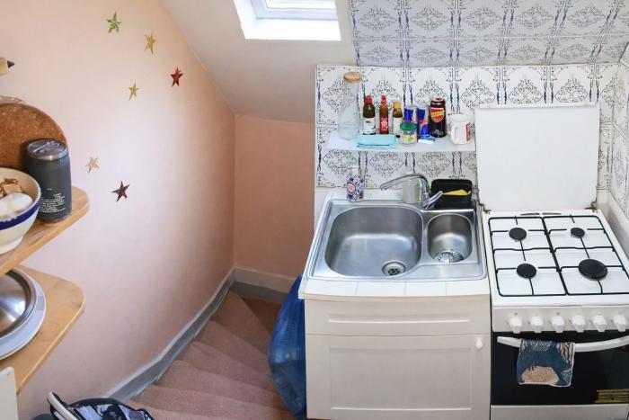 🍎 FR 🍓La kitchenette, « armée jusqu’aux dents", en garde-à-vous pour les deux habitantes du dernier étage 🥑 NL 🌽 De kitchenette, "tot de tanden bewapend", steeds paraat voor de twee bewoonsters van de laatste verdieping 🥝 EN 🥥 The kitchenette, "armed to the teeth", on guard for the two girls of the top floor.