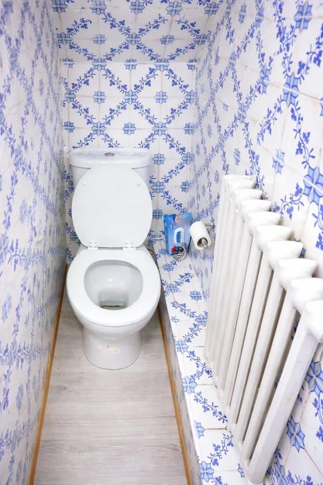 🌐 FR 🐋 Même devant son WC, on se plonge dans les charmes de l’intimité du passé 
⚪️ NL 🐟 Zelfs voor zijn toilet wordt men ondergedompeld in de charmes van de intimiteit van vroeger 
⚗️EN 🐬 Even in front of his toilet, we immerse ourselves in the charms of intimacy in the early 𝟙𝟡𝟘𝟘s.