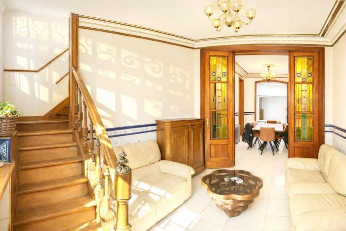 😍 𝑭𝑹 🥰 Un salon si cosy que les fauteuils se font des câlins et hop, la salle-à-manger enchaîne 🤩 𝑵𝑳 😂 Een salon zo warm dat de zetels je knuffelen, gevolgd door de eetkamer, natuurlijk 🥳 𝑬𝑵 😎 A living room so warm, the armchairs practically hug you, then it’s straight to the dining room.