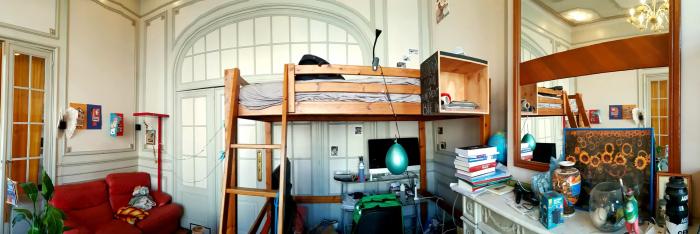 💔 FR 💘 Chaque espace, discrètement séparé par une grande porte vitrée et des rideaux, cache une mezzanine où l’on rêve à deux 
💖 NL 💓 Elke ruimte, subtiel gescheiden door een glazen deur en gordijnen, verbergt een mezzanine waar dromen met z’n tweeën thuiskomen.
💝 EN 💞 Each space, gently divided by a large glass door and flowing curtains, hides a mezzanine where dreams are meant for two.