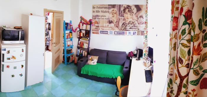 🟡 FR 🟡 UN LIEU QUI MONTRE QUE LE SAVOIR S’ÉPANOUIT DANS LA SÉRÉNITÉ DEVANT LE JARDIN

🟢 NL 🟢 EEN PLEK DIE TOONT DAT KENNIS TOT BLOEI KOMT IN RUST, MET UITZICHT OP DE TUIN

🟣 EN 🟣 A PLACE THAT SHOWS THAT KNOWLEDGE FLOURISHES IN SERENITY, FACING THE GARDEN.