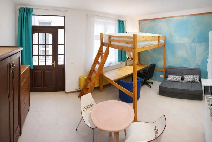 💤 FR 🪜 𝘼𝙪 𝙗𝙪𝙧𝙚𝙖𝙪, 𝙡𝙚𝙨 𝙗𝙪𝙩𝙨 𝙨𝙚 𝙘𝙤𝙣𝙨𝙩𝙧𝙪𝙞𝙨𝙚𝙣𝙩; 𝙨𝙪𝙧 𝙡𝙖 𝙢𝙚𝙯𝙯𝙖𝙣𝙞𝙣𝙚, 𝙞𝙡𝙨 𝙨𝙚 𝙫𝙞𝙫𝙚𝙣𝙩 𝙚𝙣 𝙥𝙧𝙤𝙛𝙤𝙣𝙙𝙚𝙪𝙧...💤 NL 🪜 𝘼𝙖𝙣 𝙝𝙚𝙩 𝙗𝙪𝙧𝙚𝙖𝙪 𝙠𝙧𝙞𝙟𝙜𝙚𝙣 𝙙𝙤𝙚𝙡𝙚𝙣 𝙫𝙤𝙧𝙢; 𝙤𝙥 𝙙𝙚 𝙢𝙚𝙯𝙯𝙖𝙣𝙞𝙣𝙚 𝙬𝙤𝙧𝙙𝙚𝙣 𝙯𝙚 𝙙𝙞𝙚𝙥 𝙗𝙚𝙡𝙚𝙚𝙛𝙙... 💤 EN 🪜 𝘼𝙩 𝙩𝙝𝙚 𝙙𝙚𝙨𝙠, 𝙜𝙤𝙖𝙡𝙨 𝙩𝙖𝙠𝙚 𝙨𝙝𝙖𝙥𝙚; 𝙤𝙣 𝙩𝙝𝙚 𝙢𝙚𝙯𝙯𝙖𝙣𝙞𝙣𝙚, 𝙩𝙝𝙚𝙮 𝙖𝙧𝙚 𝙡𝙞𝙫𝙚𝙙 𝙞𝙣 𝙙𝙚𝙥𝙩𝙝.