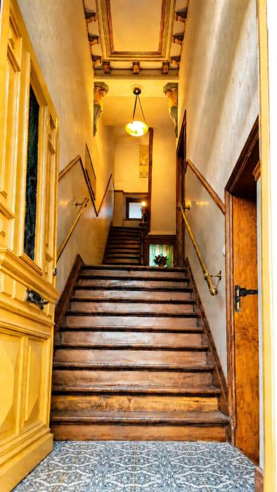 🥯 FR 💛 Dans ce raffinement à chaque étage, la chambre à louer se situe au premier pallier à droite 🔶 NL 🏵️ In deze verfijnde omgeving op elke verdieping, bevindt de kamer die te huur staat zich op de eerste overloop aan de rechterkant ✴️ EN 🐱 In this refined setting on every floor, the room for rent is on the first landing on the right.