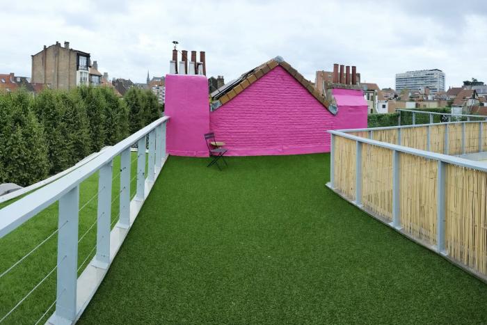 🌆 FR 🌇C’EST UN HORIZON PRIVÉ QUI S’OFFRE ICI, DONT LA STRUCTURE EN "U" SEMBLE ACCUEILLIR LE SOLEIL À BRAS OUVERTS 🌃 NL 🏙️ EEN EIGEN HORIZON OPENT ZICH HIER, MET EEN U-VORM DIE DE ZON LIJKT UIT TE NODIGEN MET OPEN ARMEN 🌇 EN 🌆 HERE, A PRIVATE HORIZON UNFOLDS, WHOSE U-SHAPED DESIGN SEEMS TO WELCOME THE SUN WITH OPEN ARMS.