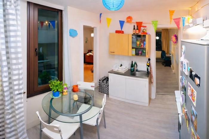 🥮 FR 🌰 VU DEPUIS LA CUISINE, L’ENSEMBLE RACONTE UNE BELLE HARMONIE : DEUX CHAMBRES DISTINCTES, UN ÉQUILIBRE ENTRE PARTAGE ET RETRAIT. 🫑 NL 🥬 GEZIEN VANUIT DE KEUKEN VERTELT HET GEHEEL EEN MOOIE HARMONIE: IN PERFECT EVENWICHT TUSSEN VERBONDENHEID EN INTIMITEIT 🍿 EN 🍟 SEEN FROM THE KITCHEN, THE WHOLE SPACE REVEALS A BEAUTIFUL HARMONY: TWO DISTINCT BEDROOMS, BALANCING TOGETHERNESS AND PRIVACY.