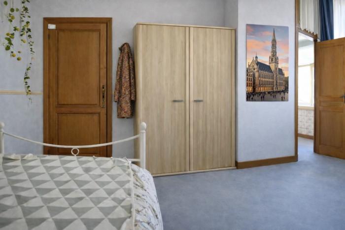 🎭 𝑭𝑹 🚪 La porte tout à gauche ouvre le théâtre, la garde-robe te propose les rôles, les sanitaires offrent l’entracte 🎭 𝑵𝑳 🗄️ De deur op je linkerkant opent het toneel, de kleerkast biedt je de rollen aan, het sanitair verzorgt de pauze 🎭 𝑬𝑵 ⏸️ The door on your left opens the stage, the wardrobe offers you the roles, the bathroom grants the intermission.