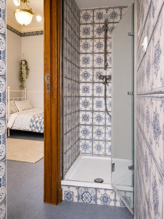 💨𝑭𝑹 🛁 Le lit te supplie "reste encore un peu", tandis que la douche te crie "viens, je chauffe déjà" ♨️ 𝑵𝑳 ❤️‍🔥 Het bed smeekt je: “blijf nog even,” terwijl de douche roept: “kom maar, ik ben al warm!” 💦 𝑬𝑵💧The bed begs you, “stay a little longer,” while the shower shouts, “come on, I’m already warm!”