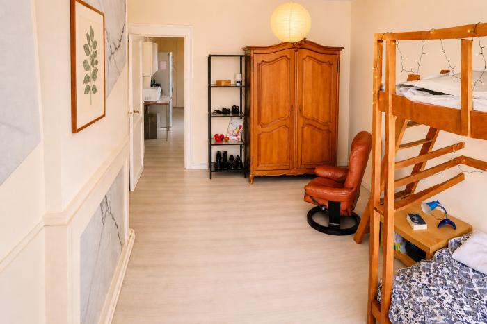 🈸 FR 🉑 UNE CHAMBRE REMISE À NEUF, BIEN ISOLÉE, ET DÉJÀ HABILLÉE POUR RECEVOIR ☯️ NL 🔯 EEN VOLLEDIG OPGEFRISTE KAMER, GOED GEÏSOLEERD EN AL HELEMAAL KLAAR OM JE TE VERWELKOMEN 🈳 EN 🈂️ A BEAUTIFULLY REFRESHED ROOM, WELL INSULATED AND ALREADY DRESSED TO WELCOME YOU.