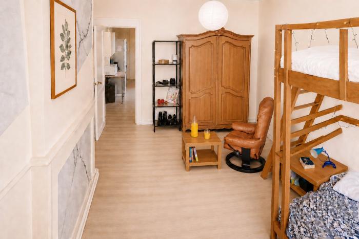 🈸 FR 🉑 UNE CHAMBRE REMISE À NEUF, BIEN ISOLÉE, ET DÉJÀ HABILLÉE POUR RECEVOIR ☯️ NL 🔯 EEN VOLLEDIG OPGEFRISTE KAMER, GOED GEÏSOLEERD EN AL HELEMAAL KLAAR OM JE TE VERWELKOMEN 🈳 EN 🈂️ A BEAUTIFULLY REFRESHED ROOM, WELL INSULATED AND ALREADY DRESSED TO WELCOME YOU.