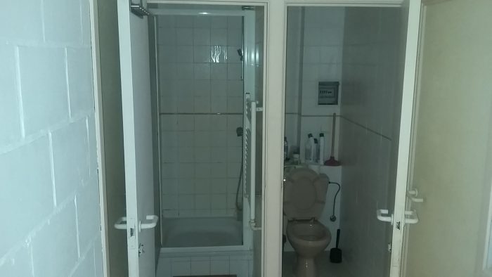 Douche et WC communs