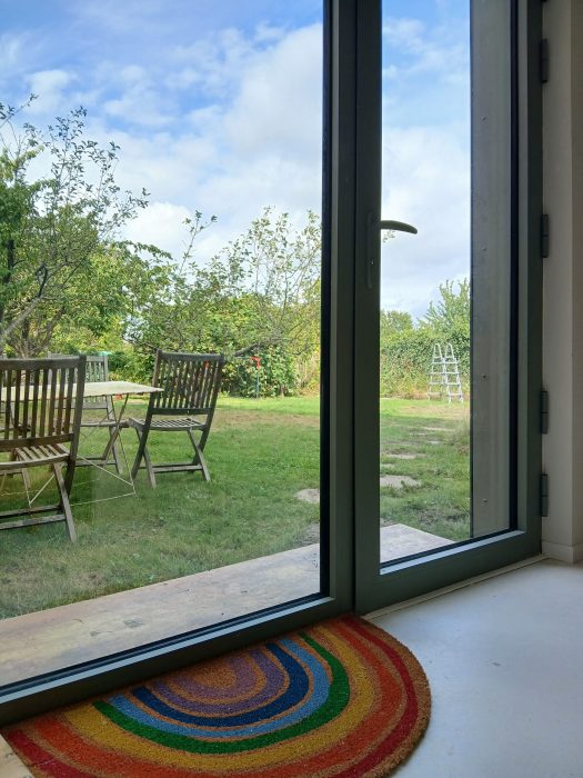 Vue vers le jardin et l'entrée