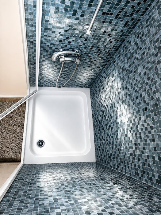 🧶 FR 🐳 Se faire oublier derrière la paroi du lavabo, pour que seul demeure le bien-être.

🐬 NL 🛑 Zich discreet verschuilen achter de wand van de wastafel, zodat alleen het welzijn overblijft.

🔴 EN 🐋 Tucked discreetly behind the washbasin wall, so that only a sense of well-being remains.