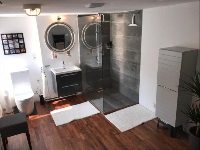Salle de bain et toilettes.