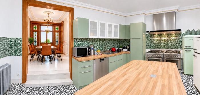 🟢 𝑭𝑹 🪀 Le haut de gamme contemporain claque avec l’élégance classique du salon et de la salle à manger 🥬 𝑵𝑳 🥦 Hedendaags topdesign knalt tegen de klassieke elegantie van het salon en de eetkamer  ✳️ 𝑬𝑵  ❇️ Contemporary high-end design pops against the classic elegance of the living and dining room.