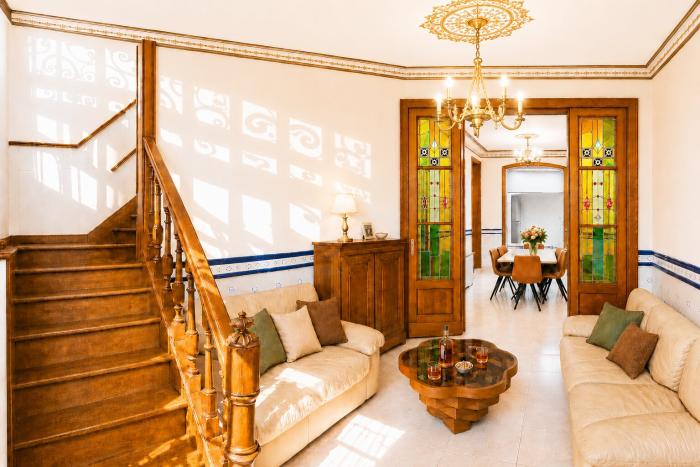 😍 𝑭𝑹 🥰 Un salon si cosy que les fauteuils se font des câlins et hop, la salle-à-manger enchaîne 🤩 𝑵𝑳 😂 Een salon zo warm dat de zetels je knuffelen, gevolgd door de eetkamer, natuurlijk 🥳 𝑬𝑵 😎 A living room so warm, the armchairs practically hug you, then it’s straight to the dining room.