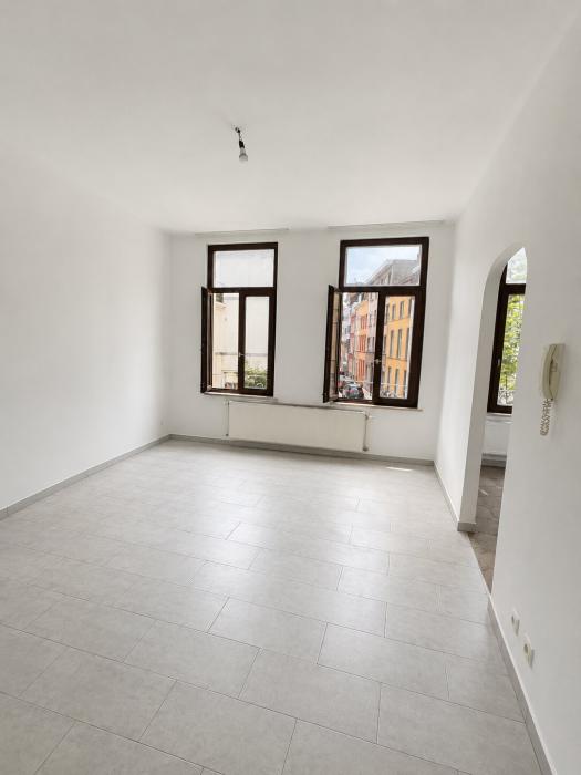 Living room (unfurnished)