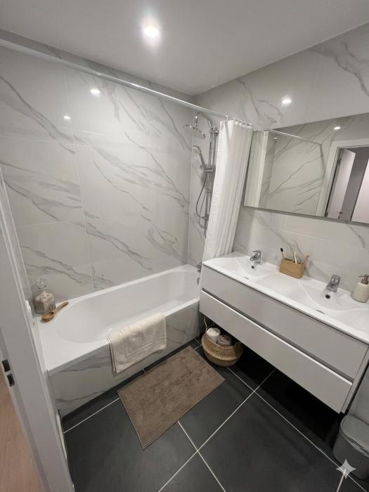 Salle de bain avec WC