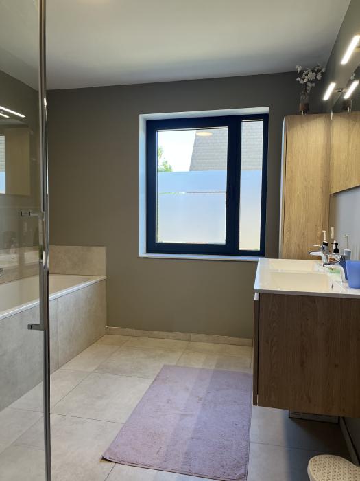 Salle de bain avec double évier, douche et bain