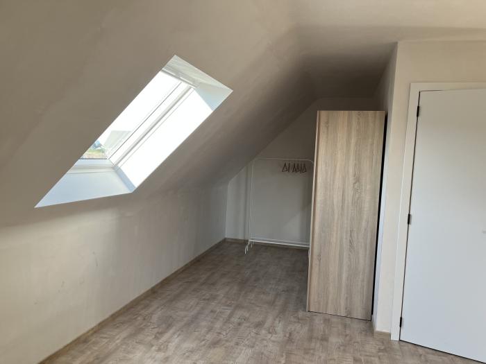 Chambre étudiante avec garde-robe
