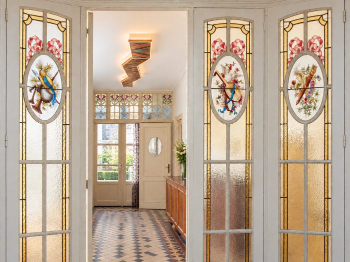 🔇FR 🔕 Un nid secret plus loin à droite, où le bonheur intérieur ne s’annonce pas, il se ressent 
📴 NL 📳 Een geheim nest verder naar rechts, waar innerlijk geluk niet wordt aangekondigd, maar wordt gevoeld  
🧘🏻 EN 🧘🏼‍♂️  A secret nest farther to the right, where inner happiness is not announced, it is felt.