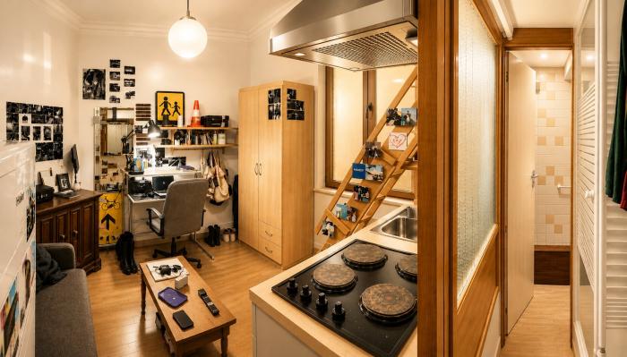 🥵 FR 🔥 La cuisine toute équipée forme l'îlot central du studio, entre le séjour et les sanitaires 🪭 NL ♨️ De volledig uitgeruste keuken vormt het centrale eiland van de studio, tussen de woonkamer en de badkamer 💦 EN 🚿 The fully equipped kitchen forms the central island of the studio, between the living room and the bathroom.