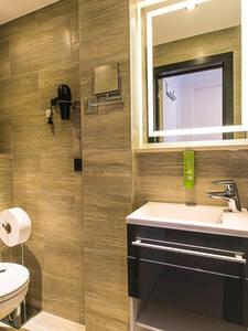 Salle de douche + toilette