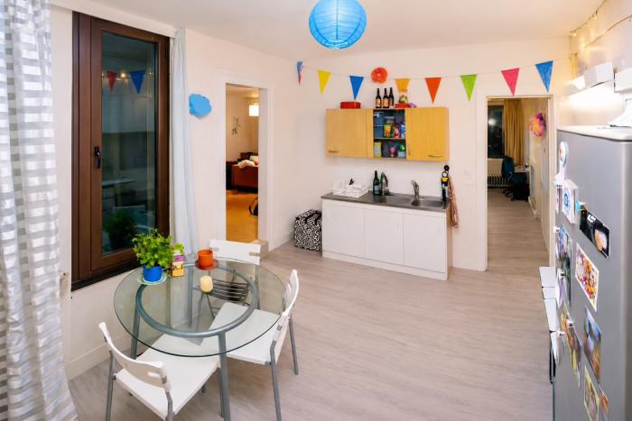 🥮 FR 🌰 VU DEPUIS LA CUISINE, L’ENSEMBLE RACONTE UNE BELLE HARMONIE : DEUX CHAMBRES DISTINCTES, UN ÉQUILIBRE ENTRE PARTAGE ET RETRAIT. 🫑 NL 🥬 GEZIEN VANUIT DE KEUKEN VERTELT HET GEHEEL EEN MOOIE HARMONIE: IN PERFECT EVENWICHT TUSSEN VERBONDENHEID EN INTIMITEIT 🍿 EN 🍟 SEEN FROM THE KITCHEN, THE WHOLE SPACE REVEALS A BEAUTIFUL HARMONY: TWO DISTINCT BEDROOMS, BALANCING TOGETHERNESS AND PRIVACY.