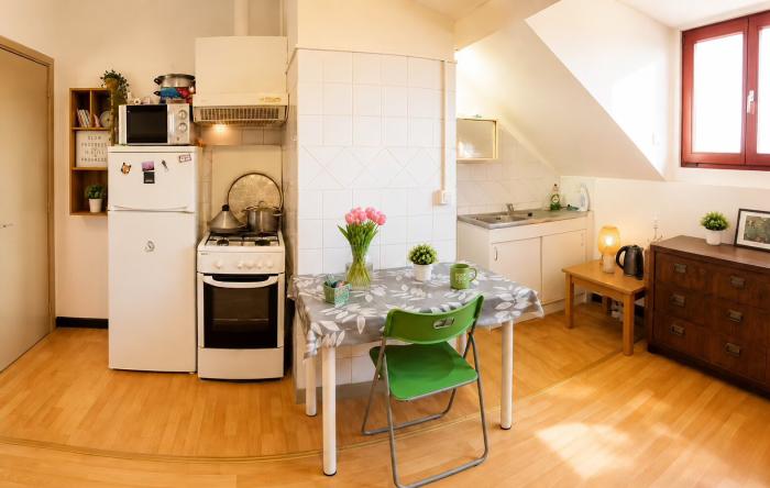 🔸 KITCHEN CORNER 🔸: ⋘1️⃣⋙ A+ silent double door fridge ⋘2️⃣⋙ cooker: oven and 4 heat points, extractor hood under hanging cupboard. Kitchen furniture to left of front door ⋘3️⃣⋙ stainless steel sink on base unit in right hand corner ................................................................................................................................. 
🔹 SHOWER IN CENTER 🔹: recessed behind tiled wall beside kitchen table.