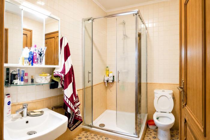 🚾 FR 🚻 Oui, c’est une salle de douche privée. Oui, elle a toutes les ambitions qu’il faut. Non, vous n’aurez plus envie d’en sortir 🌧 NL ⛑️ Ja, het is een privé badkamer. Ja, met grootse ambities. Nee, je wil er straks niet meer uit  🚿EN 💦 Yes, it’s a private shower room. Yes, it’s got big ambitions. No, you won’t want to leave it.