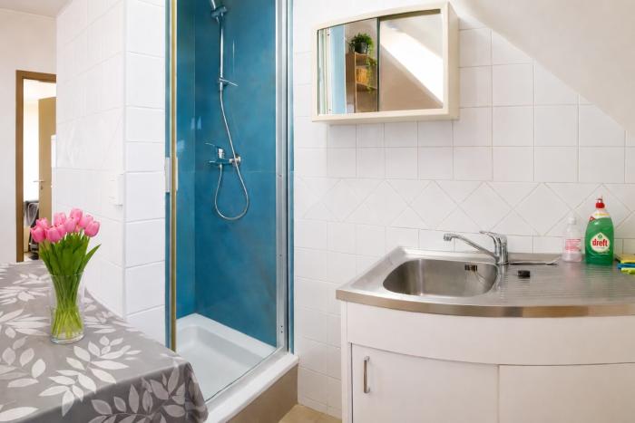 🧞‍♂️FR🧚‍♀️ Un studio si zen que même votre douche vous offre une séance de méditation ! 
🧚‍♀️NL🧞‍♂️ Een studio zo zen dat zelfs je douche een meditatiesessie wordt!  
🧞‍♂️EN🧚‍♀️A studio so zen that even your shower turns into a meditation session!