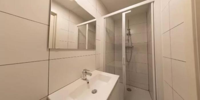 Studio's shower room and toile