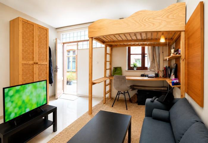 Assis à son bureau, on tente d'atteindre ses buts rêveurs. Sur la mezzanine on les rêve profondément 💤 Zittend aan je bureau, probeer je je doelen te bereiken. Op de mezzanine veranderen ze in diepe dromen 💤 Sitting at your desk, you try to achieve your dreamy goals. In the mezzanine you dream them deeply.