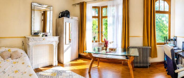 📈 FR📍Besoin d’un bureau ? Il y en a deux. Besoin de changer d’air ? La table en verre et celle du rez-de-chaussée sont prêtes à vous accueillir (même en chaussons) ☎️ NL 🗓️ Een bureau nodig? Er zijn er twee. Even van plek wisselen? De glazen tafel en die in de eetkamer beneden staan klaar (pantoffels toegestaan)  ✂️ EN 📌 Need a desk? There are two. Need a change of scenery? The glass table and the dining table downstairs are ready for you (slippers welcome).