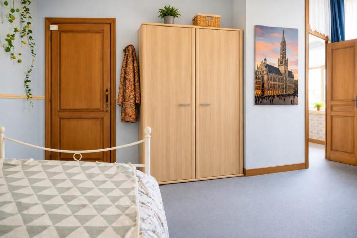 🎭 𝑭𝑹 🚪 La porte tout à gauche ouvre le théâtre, la garde-robe te propose les rôles, les sanitaires offrent l’entracte 🎭 𝑵𝑳 🗄️ De deur op je linkerkant opent het toneel, de kleerkast biedt je de rollen aan, het sanitair verzorgt de pauze 🎭 𝑬𝑵 ⏸️ The door on your left opens the stage, the wardrobe offers you the roles, the bathroom grants the intermission.
