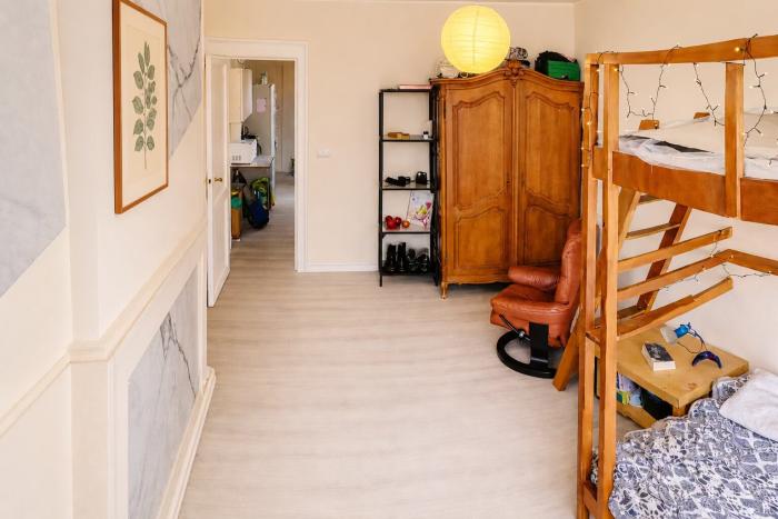 🈸 FR 🉑 UNE CHAMBRE REMISE À NEUF, BIEN ISOLÉE, ET DÉJÀ HABILLÉE POUR RECEVOIR ☯️ NL 🔯 EEN VOLLEDIG OPGEFRISTE KAMER, GOED GEÏSOLEERD EN AL HELEMAAL KLAAR OM JE TE VERWELKOMEN 🈳 EN 🈂️ A BEAUTIFULLY REFRESHED ROOM, WELL INSULATED AND ALREADY DRESSED TO WELCOME YOU.