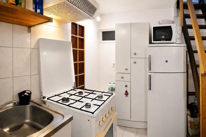 📊 FR 📊 La cuisine ? Tellement équipée que même le frigo se sent utile et profond. « Je refroidis donc je suis. » 📊 NL 📊  Je zou bijna denken dat je met zoveel apparatuur aan de slag gaat om te koken... maar hé, Uber Eats is slechts een klik verwijderd 📊 EN 📊 The kitchen oozes charm. It might roll its eyes if you microwave frozen lasagna.