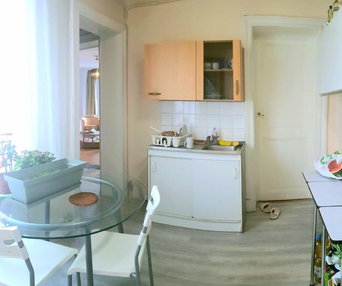 Vue à partir de la cuisine vers les deux chambres séparées ⛱🥤Zicht vanuit de keuken richting de twee aparte slaapkamers 🍿🎷 View from the kitchen towards the two separate bedrooms.