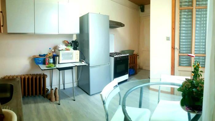 Cuisine agréable, réservée qu'à deux personnes. Accès dans le plafond vers l'immense terrasse de toit 🦋 Aangename keuken, gereserveerd voor slechts twee personen. Toegang in het plafond naar het dakterras 🦋 Pleasant kitchen, reserved for only two people. Access in the ceiling to the roof terrace.